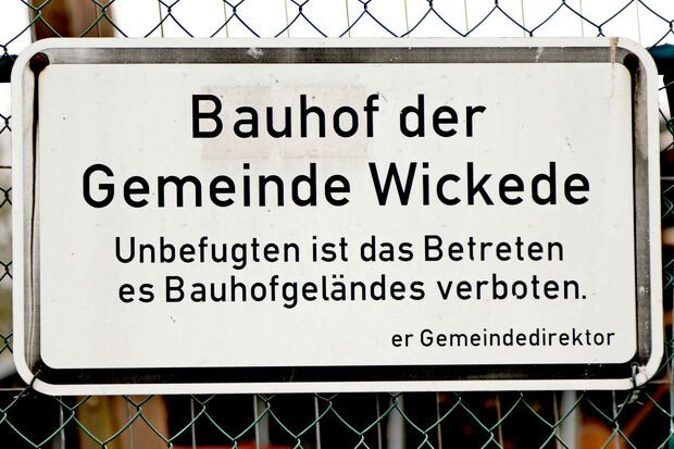 „(D)er Gemeindedirektor“ steht noch immer auf dem Schild am Eingang zum Bauhof der Gemeinde Wickede (eigentlich: Ruhr). Zumindest dieses Schild sollte der Bauhof mal in 2015 ändern. Denn seit 1999 – also seit 15 Jahren – gibt es das Amt des Gemeindedirektors nicht mehr. Und schon seit 1969 heißt die Gemeinde Wickede (RUHR). FOTO: ANDREAS DUNKER 