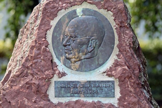 Ein Gedenkstein für Firmengründer Bernhard Bauer im Park in Wickede ARCHIVFOTO: ANDREAS DUNKER