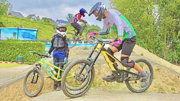 Auf und an den Sprunghügeln im neuen Bike-Park der Gemeinde Wickede (Ruhr) am Freibad war am Samstag zur Eröffnungsfeier einiges los. FOTO: ANDREAS DUNKER