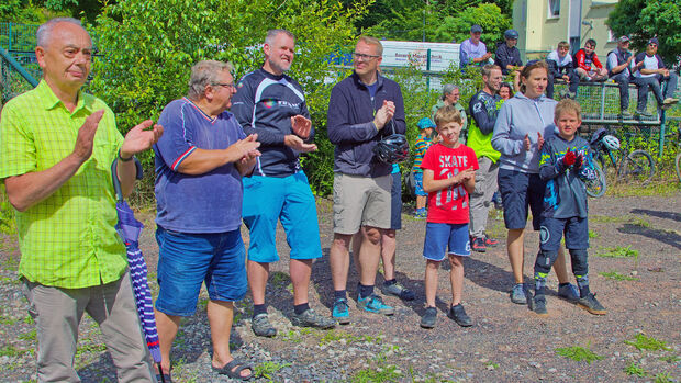 Zahlreiche Aktive und Zuschauer nahmen an der Eröffnung des kommunalen Bike-Parks durch Bürgermeister Dr. Martin Michalzik (CDU) und Dennis Diete als Sprecher des Mountainbike-Vereins "NSD-Racing-Team" teil. FOTO: ANDREAS DUNKER