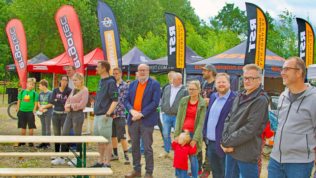 Neben dem örtlichen CDU-Vorsitzenden Thomas Fabri und dem lokalen CDU-Fahrrad-Experten Walter Bechheim waren auch der Soester Bundestagsabgeordnete Hans-Jürgen Thies (CDU) aus Lippetal und der heimische Landtagsabgeordnete Heinrich Frieling (CDU) ais Ense bei der kommunalen Veranstaltung anwesend, um vor der Bundestagswahl im Herbst vor Ort noch mal präsent zu sein. FOTO: ANDREAS DUNKER