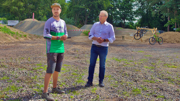 Bürgermeister Dr. Martin Michalzik (CDU) von der Gemeinde Wickede (Ruhr) als Eigentümer des öffentlichen Bike-Parks und Dennis Diete vom NSD-Racing-Team als Kooperationspartner eröffneten am Samstagvormittag offiziell den neuen Mountainbike-Parcours am kommunalen Freibad. FOTO: ANDREAS DUNKER