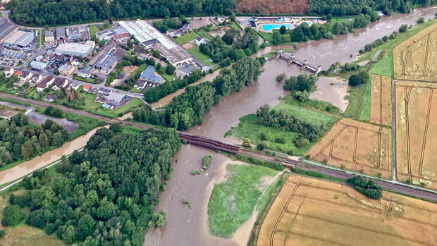 Die Ruhr und der Obergraben im Osten von Wickede mit Eisenbahnbrücke und Stauwehr der Stadtwerke Fröndenberg Wickede COPYRIGHT: BILDAGENTUR AD MEDIEN GMBH Die Ruhr und der Obergraben im Osten von Wickede mit Eisenbahnbrücke und Stauwehr der Stadtwerke Fröndenberg Wickede COPYRIGHT: BILDAGENTUR AD MEDIEN GMBH