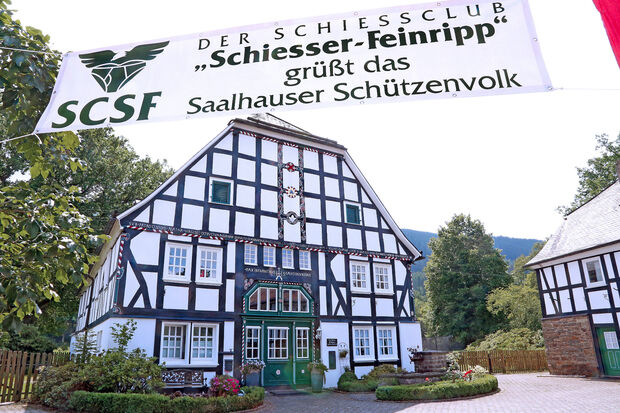 Das Ortsbild im Zentrum von Saalhausen ist geprägt durch traditionelle schwarz-weiße Fachwerkhäuser und die hier üblichen Schieferdächer. FOTO: ANDREAS DUNKER