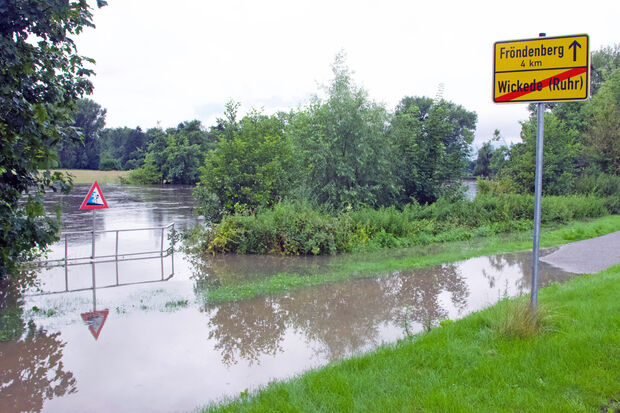 Wege und Straßen im Ruhrtal sind überflutet – hier noch eine Aufnahme vom gestrigen Mittwoch. Heute sind die Verkehrsverbindungen nach Fröndenberg im Tal komplett gesperrt. FOTO: ANDREAS DUNKER