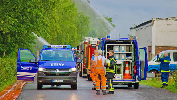 Am heutigen Donnerstag pumpten Feuerwehr und Technisches Hilfswerk (THW) das Wasser von der Straße "Ruhrufer" und spritzten es im hohen Bogen in den Fluß. FOTO: ANDREAS DUNKER
