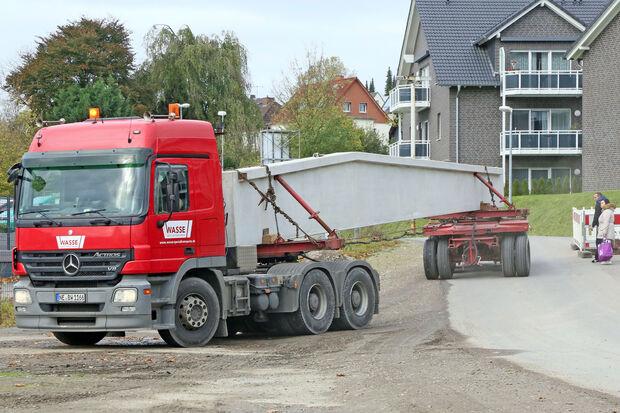 Die zwei 15-Tonnen-Spannbetonträger wurden jeweils auf einem Schwerlasttransporter aus Aachen angeliefert. FOTO: ANDREAS DUNKER