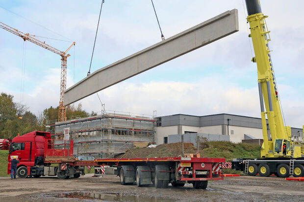 Einer der zwei 15-Tonnen-Spannbetonbinder am Haken des Autoschwerlastkrans FOTO: ANDREAS DUNKER