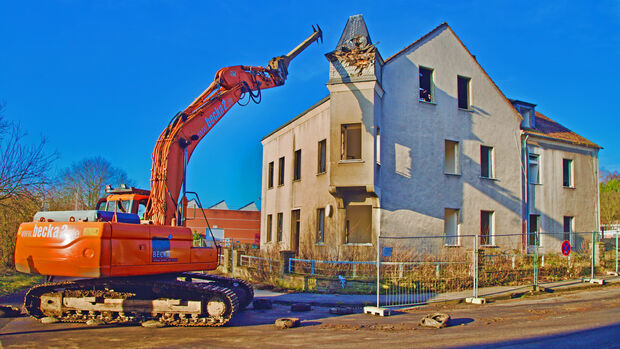 Auf seinen Ketten rollte der 27-Tonnen-Bagger der Firma "Becka2" über die Marscheidstraße, um mit dem Rückbau des alten Gebäudes zu beginnen. Hier beim Abriss des markanten Erkers. FOTO: ANDREAS DUNKER