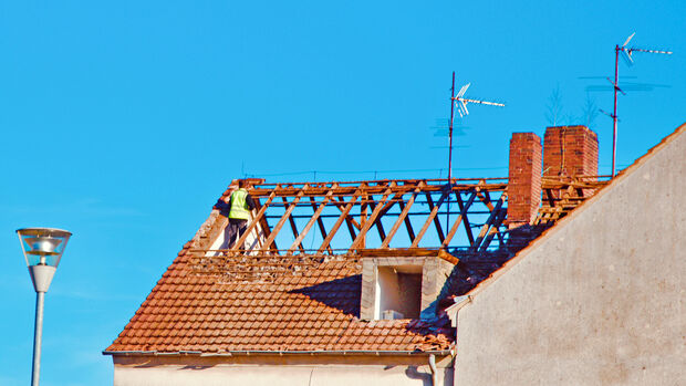 Das offene Dach des historischen Gebäudes kurz vor seinem Abriss mit dem Bagger FOTO: ANDREAS DUNKER