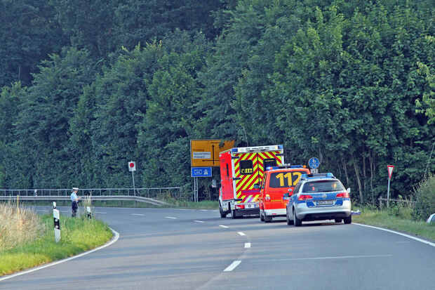 Einsatzfahrzeuge auf der Mendener Straße in Wimbern FOTO: ANDREAS DUNKER