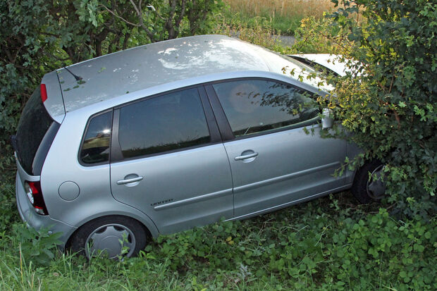 Der VW Polo landete nach dem Flug über die Böschung direkt in einer dichten Hecke. FOTO: ANDREAS DUNKER