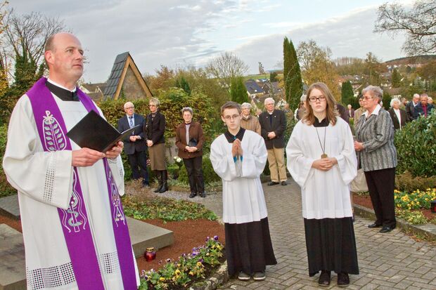 Pfarradministrator Thomas Metten beim Gebet am großen Holzkreuz auf dem katholischen Friedhof FOTO: ANDREAS DUNKER