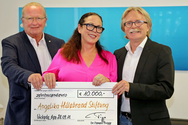Ernst Walter Hillebrand zusammen mit Lena und Clemens Frigge (von links) bei der symbolischen Scheck-Übergabe für die bislang höchste Einzelspende für die "Angelika Hillebrand Stiftung" FOTO: ANDREAS DUNKER