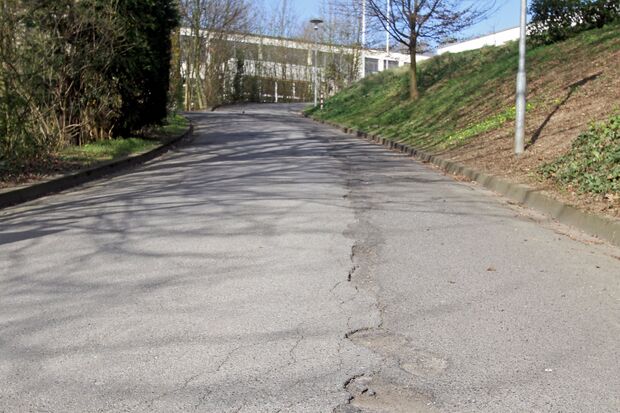 Ein von Rissen übersäter Flickenteppich: der pucklige Weg an der Melanchthon-Grundschule in Wickede FOTO: CARINA WESTERWELLE