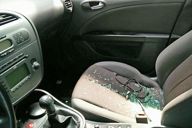 Eines der Autos mit eingeschlagener Seitenscheibe FOTO: PRIVAT