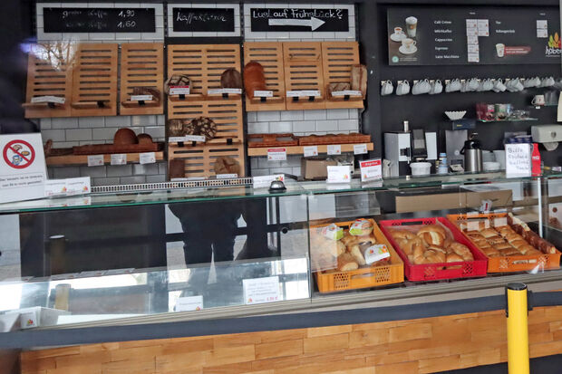 In der Theke und in den Regalen der Bäckerei-Filiale Hoberg an der Hauptstraße in Wickede liegen noch Brote und andere Backwaren von Donnerstag. Seitdem hat die Verkaufsstelle geschlossen. FOTO: ANDREAS DUNKER