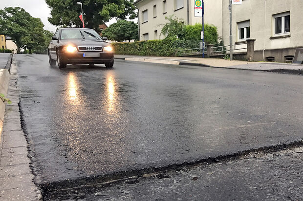 Die Fräskante im eigentlich fertigen Straßenbelag der Hauptstraße FOTO: ANDREAS DUNKER