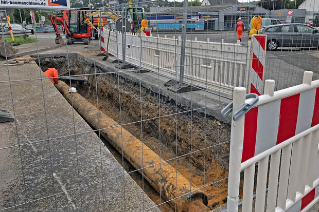 Die freigelegte Erdgas-Fernleitung von Thyssengas aus Dortmund unter der Bundesstraße 63 vor der Wickeder Ruhrbrücke FOTO: ANDREAS DUNKER