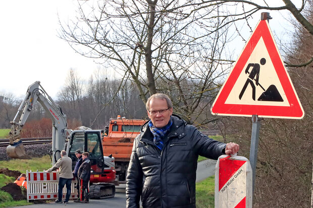 An der "Von-Lilien-Straße" in Echthausen ließ die Gemeinde kürzlich Straßenlaternen anbringen. Nun soll ein Teil des Weges auch neu asphaltiert werden. Hier rechts im Bild: Bürgermeister Dr. Martin Michalzik (CDU)  FOTO: ANDREAS DUNKER