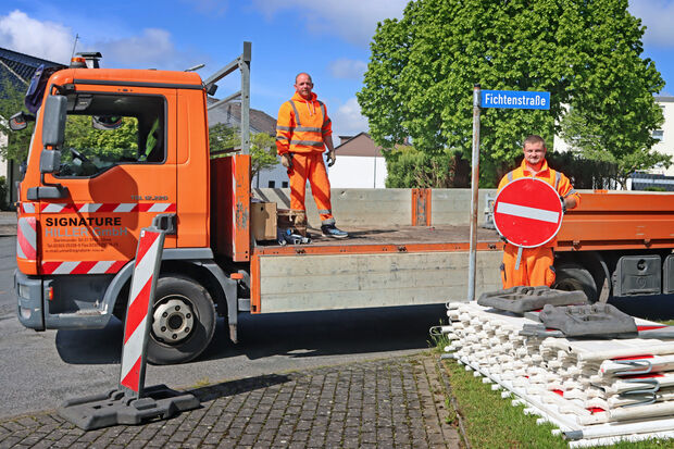 Mitarbeiter der Firma "Signature Hiller" sorgen mit einer entsprechenden Beschilderung für Straßensperrungen und Verkehrsumleitungen während der Bauarbeiten im gesamten Gemeindegebiet. FOTO: ANDREAS DUNKER