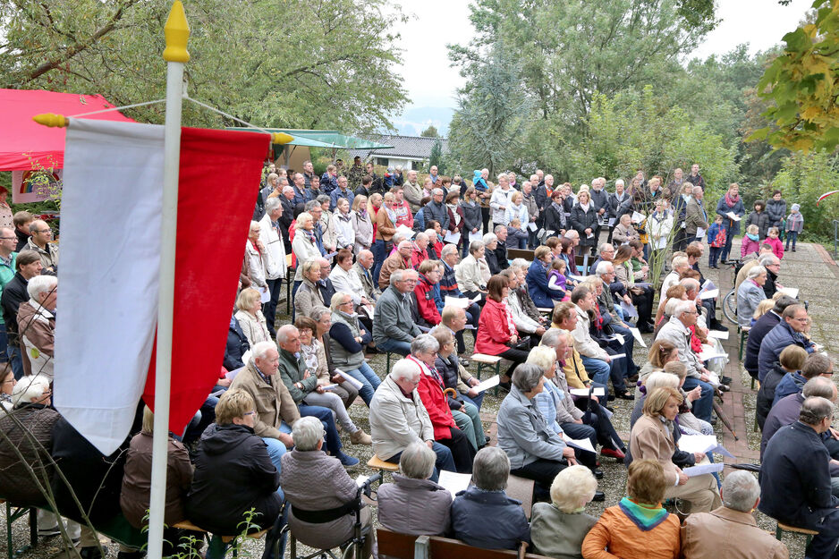 Gottesdienstbesucher auf dem Vorplatz der katholischen Bergkapelle bei einer Heiligen Messe unter freiem Himmel ARCHIVFOTO: ANDREAS DUNKER