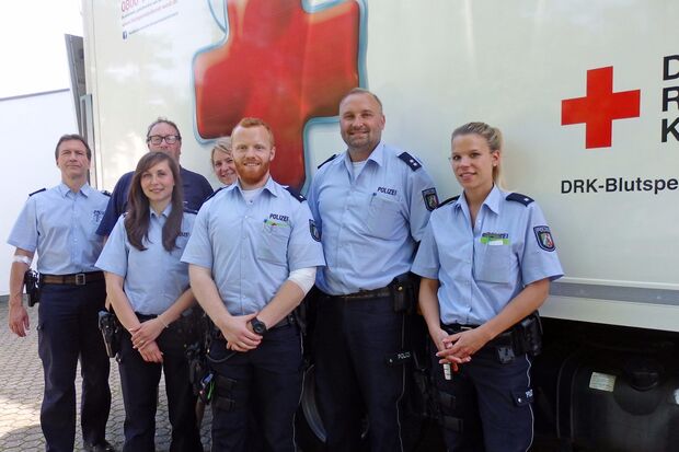 Beamte der Autobahnpolizei in Arnsberg kamen zur Blutspende ins Bürgerhaus nach Wickede (von links): Dieter Storm (Erstspender), Aileen Kleinwegener (Erstspender), DRK-Vorsitzender Martin Vollmer, Susanne Schnadt, Niels Westermann, Marco Pastoor und Sarah Jung. FOTO: DRK