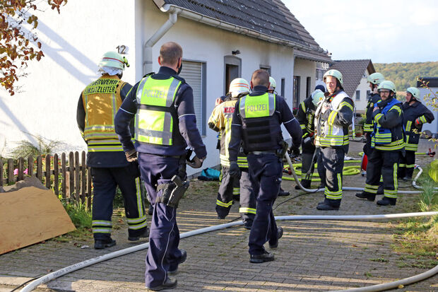Die Polizei hat die Explosions- und Brandstätte zur weiteren Beweissicherung vorerst beschlagnahmt. Am Gebäude entstand erheblicher Sachschaden. FOTO: ANDREAS DUNKER