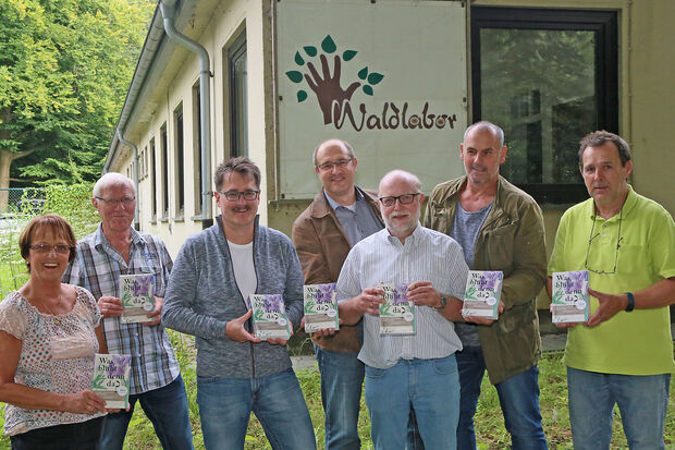 Waldlabor-Vorsitzender Josef Lefarth (vorne) nahm dankbar einen Klassensatz mit 20 Exemplaren des Pflanzenbestimmungswerkes „Was blüht denn da?“ von den BG-Mitgliedern Ilse und Rolf Prünte, Uwe Eder, Thomas Schäfer, Ralf Hage und Andreas Pietsch (von links) entgegen. FOTO: ANDREAS DUNKER