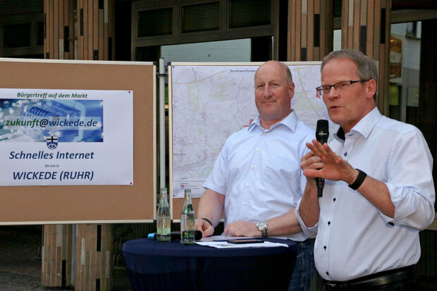 Breitband-Koordinator Christoph Hellmann (links) vom Kreis Soest und Bürgermeiter Dr. Martin Michalzik (CDU) von der Gemeinde Wickede (Ruhr) bei einer Informationsveranstaltung auf dem Marktplatz vor dem Rathaus. FOTO: ANDREAS DUNKER