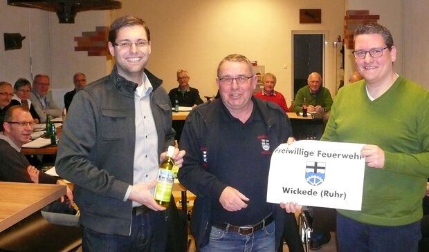 Fraktionsvorsitzender Thomas Fabri, Feuerwehr-Chef Georg Ptacek und Fraktions-Vize Burkhard Neus (von links) FOTO: CDU-GEMEINDEVERBAND