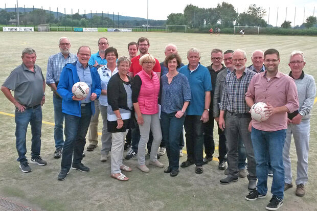 TuS-Vorsitzender Burkhard Kree-Lange (links) zusammen mit Mitgliedern der Wickeder CDU-Ratsfraktion. – Am Ball: Bürgermeister Dr. Martin Michalzik (links) und CDU-Chef Thomas Fabri (rechts). FOTO: CDU WICKEDE (RUHR)