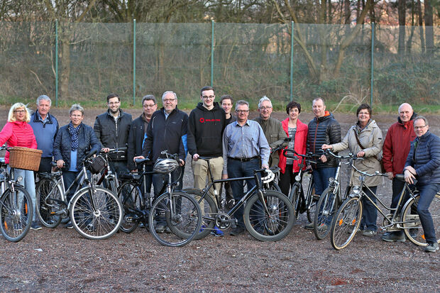 CDU-Mitglieder mit Fahrrädern auf dem alten Tennisplatz am Freibad FOTO: CDU WICKEDE (RUHR)