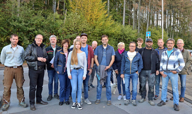 Die Teilnehmer vor dem Gang durch den Hövel-Wald FOTO: ANDREAS DUNKER