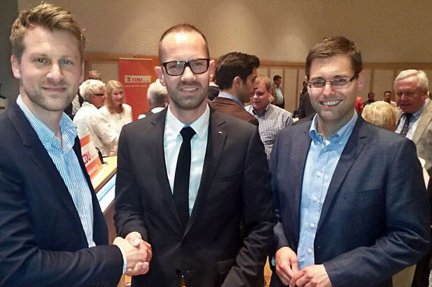 Der Wickeder Dennis Hanke mit dem neuen CDU-Kreisvorsitzenden Ansgar Mertens aus Lippstadt und Wickedes CDU-Chef Thomas Fabri (von links) – Im Hintergrund rechts: der bisherige CDU-Kreisvorsitzende und Bundestagsabgeordnete Bernhard Schulte-Drüggelte aus Möhnesee, der aus Altersgründen nicht zur Wiederwahl stand. FOTO: CDU
