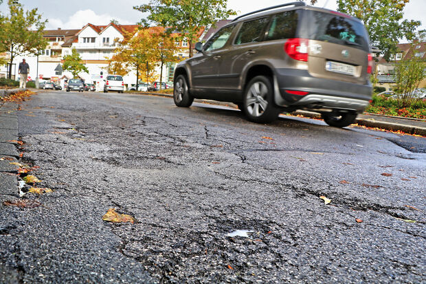 Schadhafter Fahrbahnbelag auf der Christian-Liebrecht-Straße FOTO: ANDREAS DUNKER