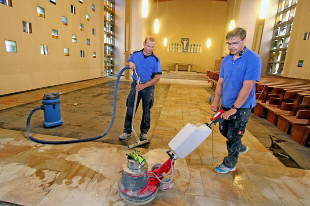 Säuberung des Steinfußbodens in der evangelischen Christus-Kirche in Wickede FOTO: ANDREAS DUNKER