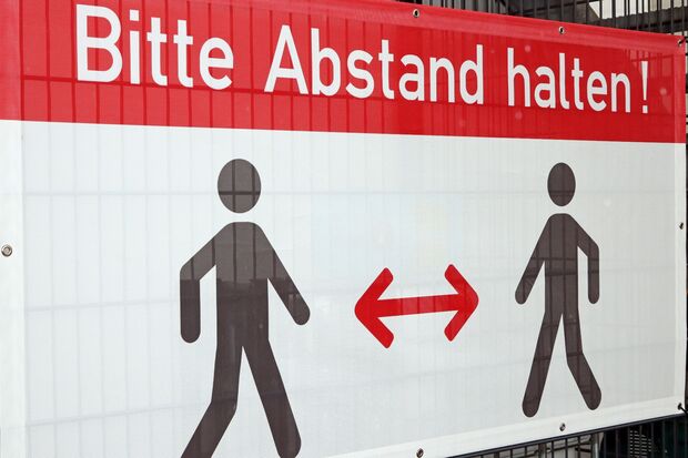 Große Banner weisen darauf hin: "Bitte Abstand halten!" FOTO: ANDREAS DUNKER