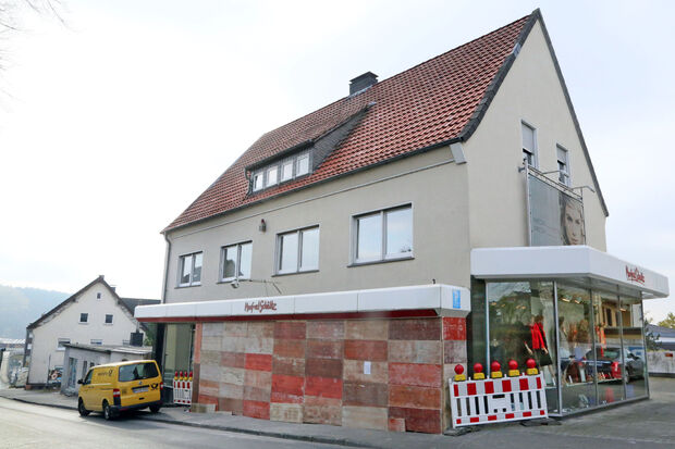 Verbrettert: Eingang und Schaufenster des Damenmoden-Hauses "Manfred Schultz" FOTO: ANDREAS DUNKER