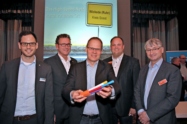 Projektleiter Maurice Lottermoser und Regionalmanager Ingo Theimann von „Deutsche Glasfaser“, Bürgermeister Dr. Martin Michalzik (CDU), Vertriebskoordinator Daniel Schrewe und Geschäftsführer Ralf Schütte von „Heli NET Telekommunikation“.