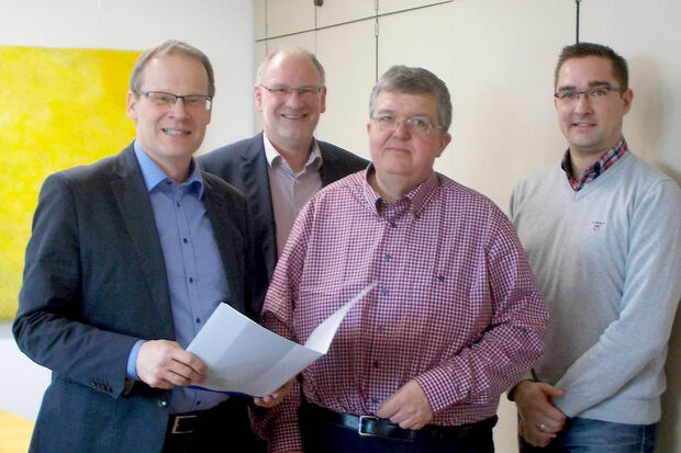 Gratulation zum Dienstjubiläum: Bürgermeister Dr. Martin Michalzik, Fachbereichsleiter Markus Kleindopp, Bauhofleiter Reiner Kräenfeld und Personalratsvorsitzender Daniel Luig (von links) FOTO: GEMEINDE WICKEDE (RUHR)