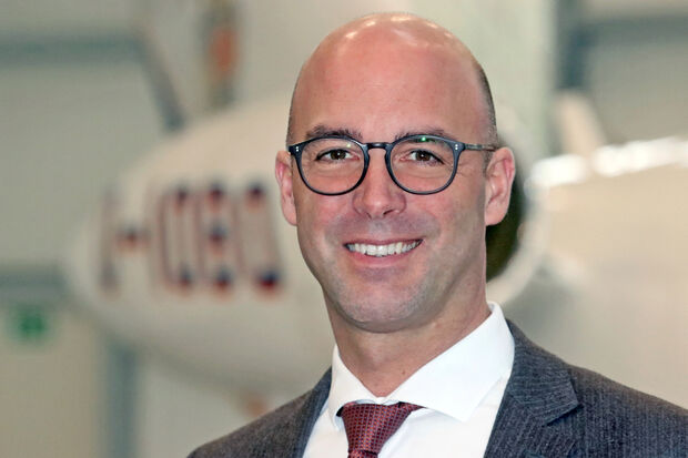 Dr. Jens Uwe Drowatzky (43) ist seit dem 28. Dezember 2012 als Geschäftsführer der Flugplatz Arnsberg-Menden Betriebsgesellschaft mbH mit Sitz in Menden bestellt, die sich seit dem 11. Dezember 2013 „FAM Holding GmbH“ nennt und die von OBO BETTERMANN aus Menden beherrscht wird. FOTO: ANDREAS DUNKER Dr. Jens Uwe Drowatzky (43) ist seit dem 28. Dezember 2012 als Geschäftsführer der Flugplatz Arnsberg-Menden Betriebsgesellschaft mbH mit Sitz in Menden bestellt, die sich seit dem 11. Dezember 2013 „FAM Holding GmbH“ nennt und die von OBO BETTERMANN aus Menden beherrscht wird. FOTO: ANDREAS DUNKER