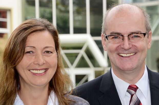 Der ehrenamtliche Behindertenbeauftragte des Kreises Soest Dr. Wilhelm Günther mit seiner Büroleiterin im Kreishaus, Daniela Heimann, hoffen, dass der „Internationale Tag der Menschen mit Behinderungen“ am 3. Dezember als Gedenk- und Aktionstag dazu beiträgt, das Bewusstsein der Öffentlichkeit für die Probleme von Menschen mit Behinderung wachzuhalten. FOTO: THOMAS WEINSTOCK / KREIS SOEST