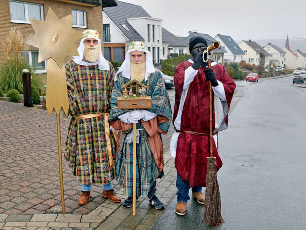 Die erwachsenen Sternsinger Kai Luig, Fabian Martin und Lars Velmer (von links) unterwegs auf der Mittelstraße in Echthausen. FOTO: ANDREAS DUNKER