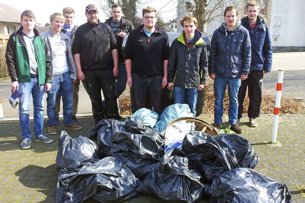 Die Jungschützen sammelten in Echthausen mehrere Müllsäcke voll Unrat. FOTO: PRIVAT