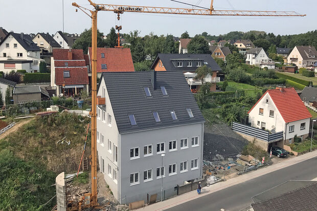 Eine Stützmauer soll künftig das Abrutschen des Erdhangs oberhalb und seitlich der ehemaligen Fahrradteile-Fabrik Selinghaus an der Straße "Im Winkel" in Wickede verhindern. Damit könnten die teilweise aus Sicherheitsgründen gesperrten Grundstücke einiger Anlieger an der Viehbahnstraße in Wickede eventuell noch zum Jahresende 2018 wieder für die Nutzung freigegeben werden. ARCHIVFOTO: ANDREAS DUNKER