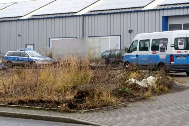Ermittlungen der Polizei am Sonntag an der Lagerhalle in der Straße „Zum Ostenfeld“ FOTO: PRIVAT