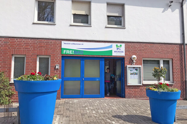 Das Erscheinungsbild des Freibad-Eingangs wurde in diesem Jahr modernisiert. Ob es eine Verschönerung ist, liegt im Auge des Betrachters. FOTO: ANDREAS DUNKER