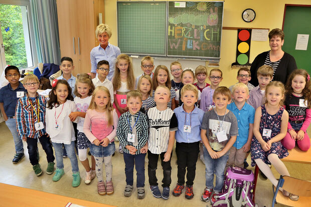 Die Klasse 1a der Melanchthon-Grundschule mit Klassenlehrerin Annette Brand (links) und Patricia Gevatter als Integrationshelferin (rechts) FOTO: ANDREAS DUNKER