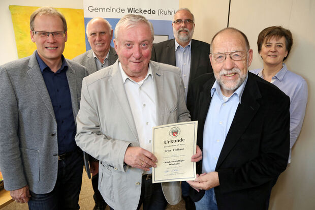 Bürgermeister Dr. Martin Michalzik, Wimberns neuer Ortsheimatpfleger Peter Fildhaut und Kreisheimatpfleger Peter Sukkau. Hinten: Hans Regenhardt, Edmund Schmidt und Susanne Modler (von links). FOTO: ANDREAS DUNKER